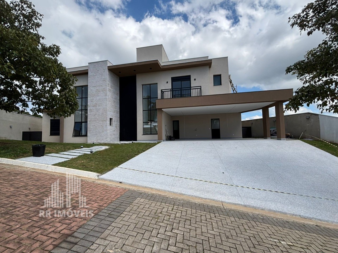 Casa à venda com 4 quartos, 328m² - Foto 1