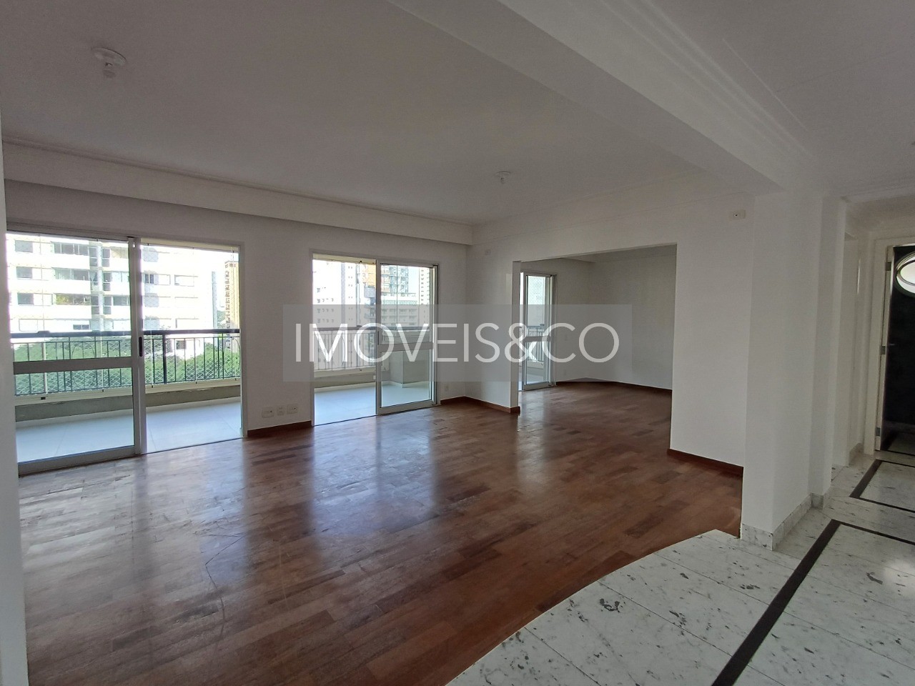 Apartamento à venda com 3 quartos, 222m² - Foto 2