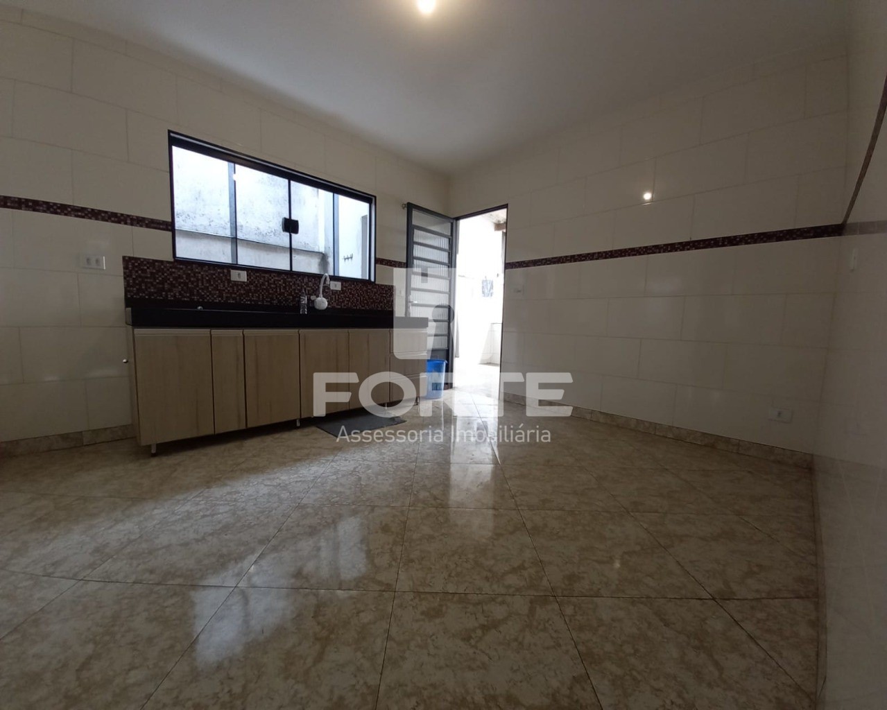 Casa à venda com 3 quartos, 300m² - Foto 1