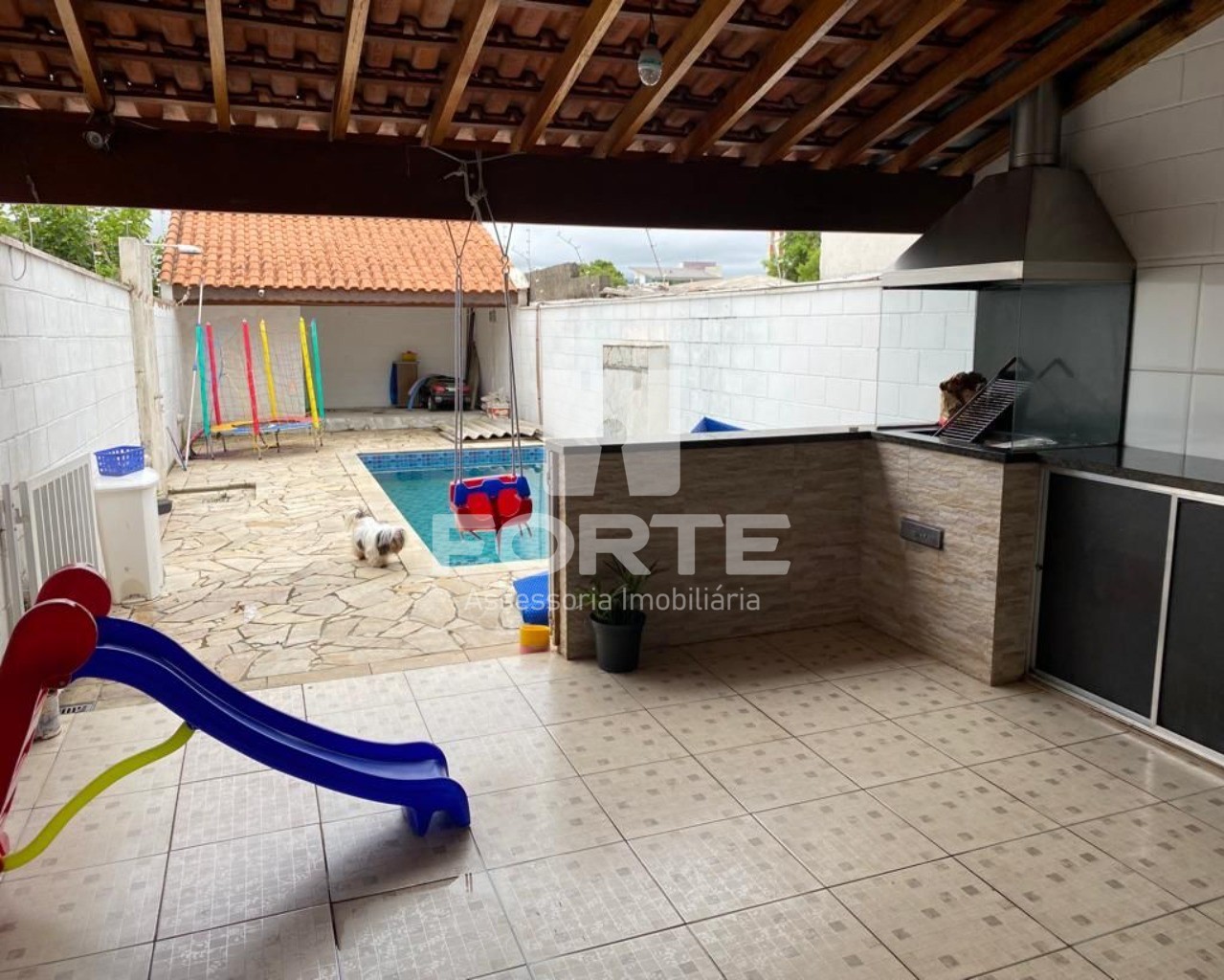 Casa à venda com 3 quartos, 200m² - Foto 1