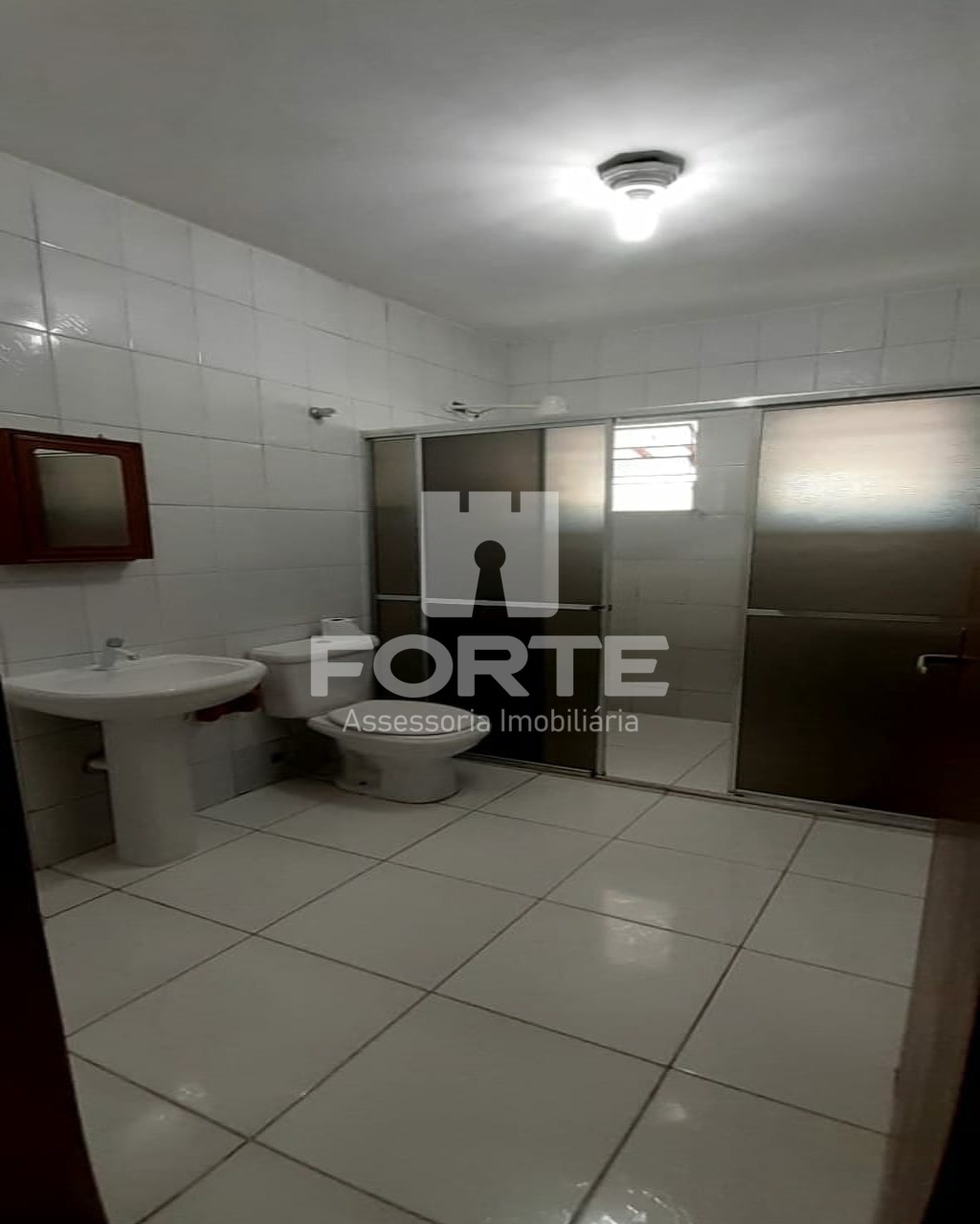 Casa para alugar com 2 quartos, 300m² - Foto 4