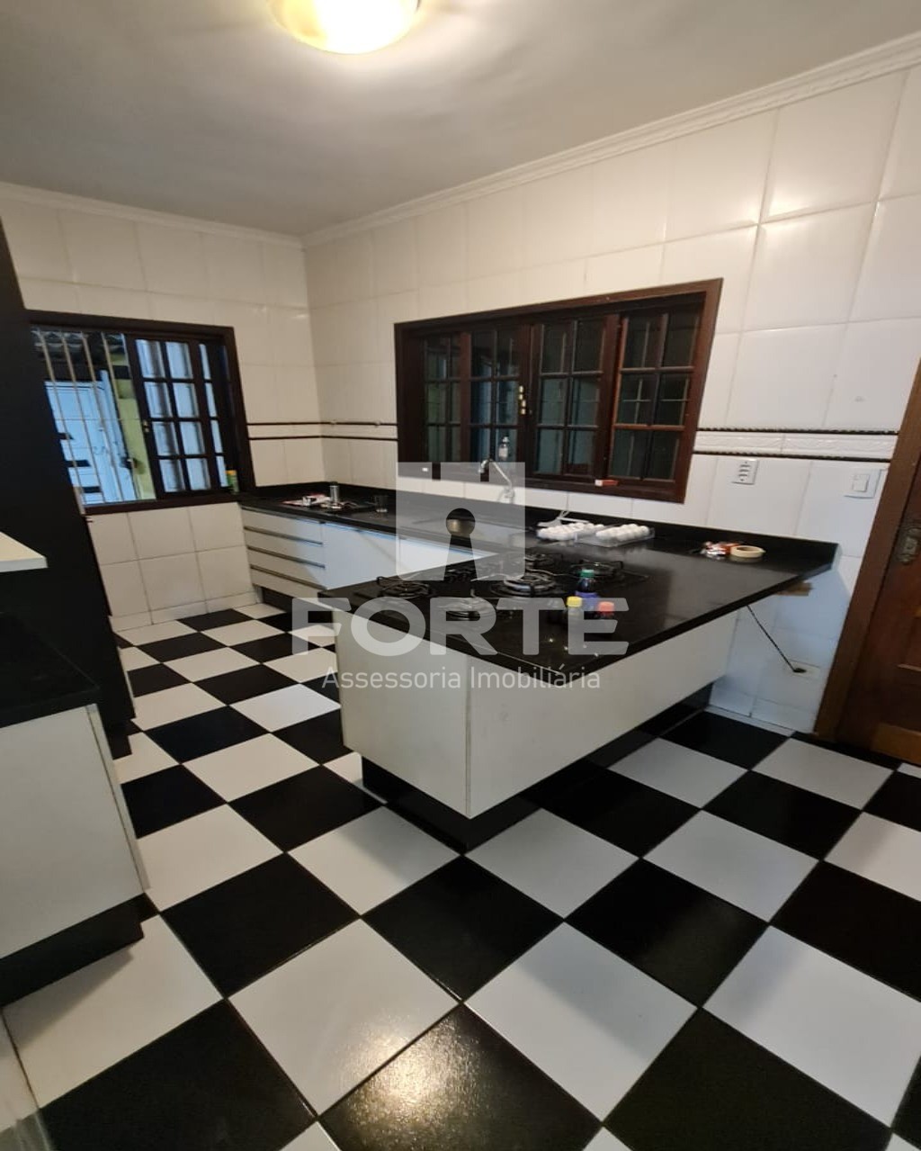 Casa à venda com 2 quartos, 150m² - Foto 1