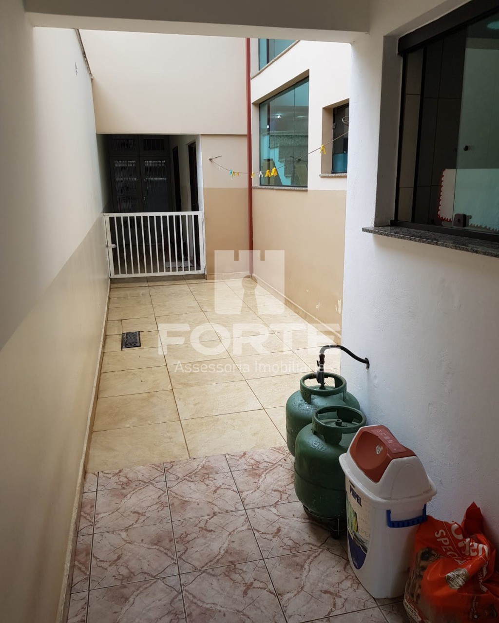 Casa à venda com 3 quartos, 150m² - Foto 2