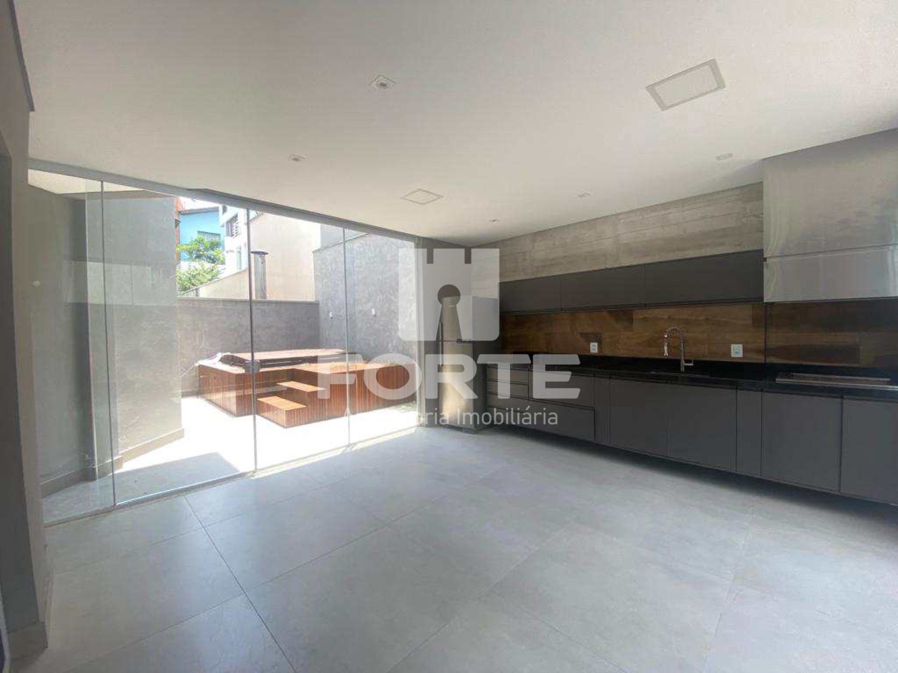 Casa à venda com 3 quartos, 270m² - Foto 1