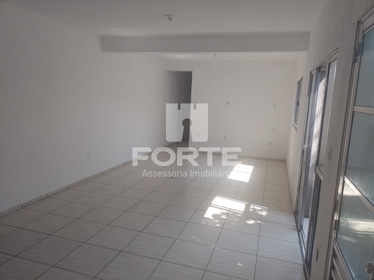 Casa à venda com 3 quartos, 100m² - Foto 1