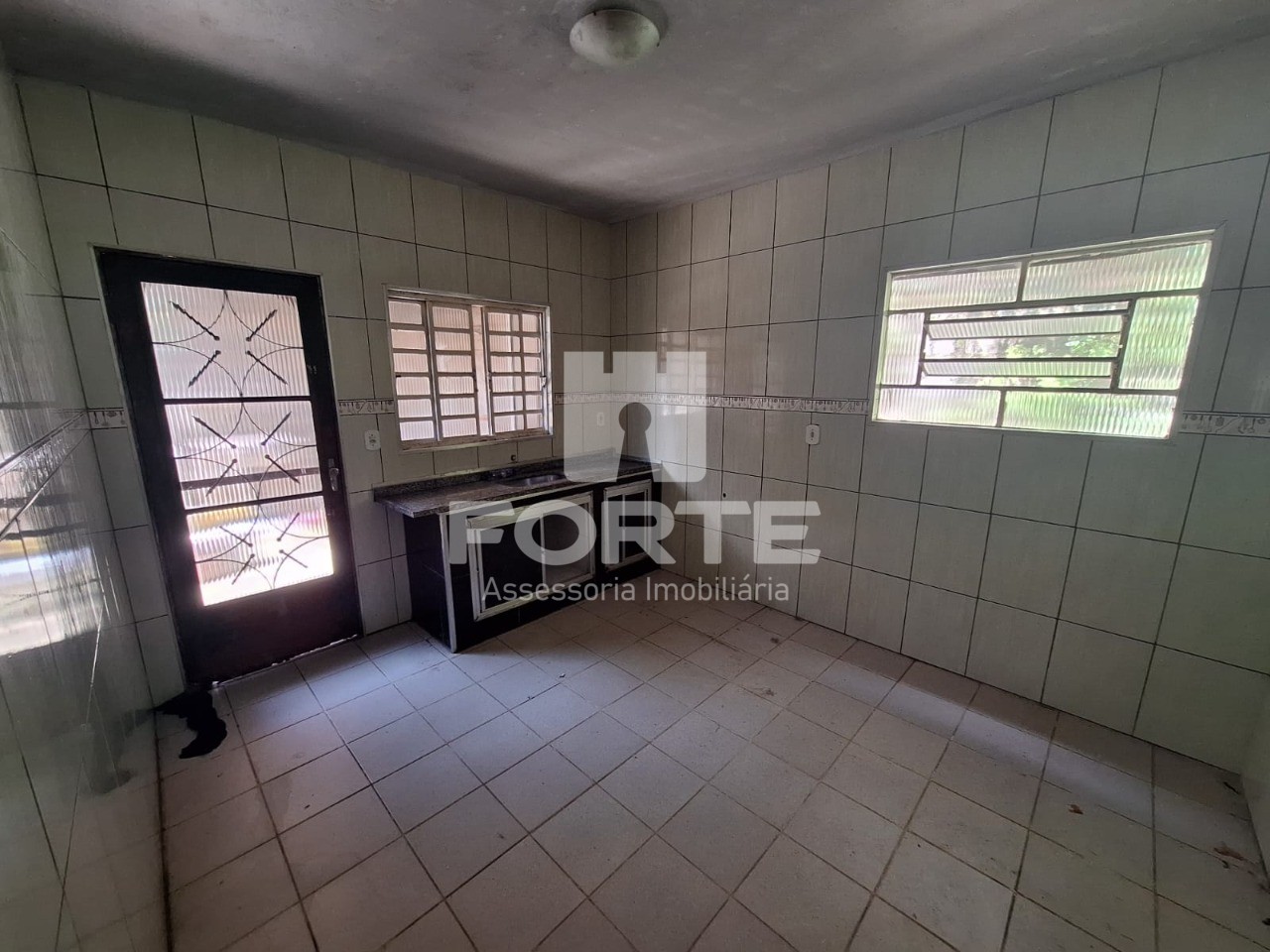 Casa à venda com 2 quartos, 194m² - Foto 1