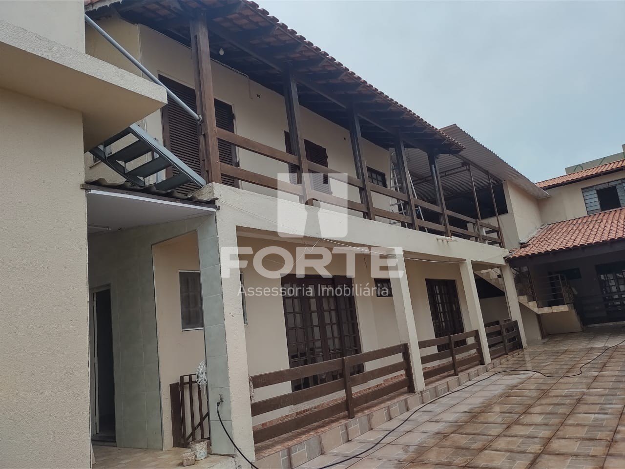 Casa à venda com 4 quartos, 320m² - Foto 1