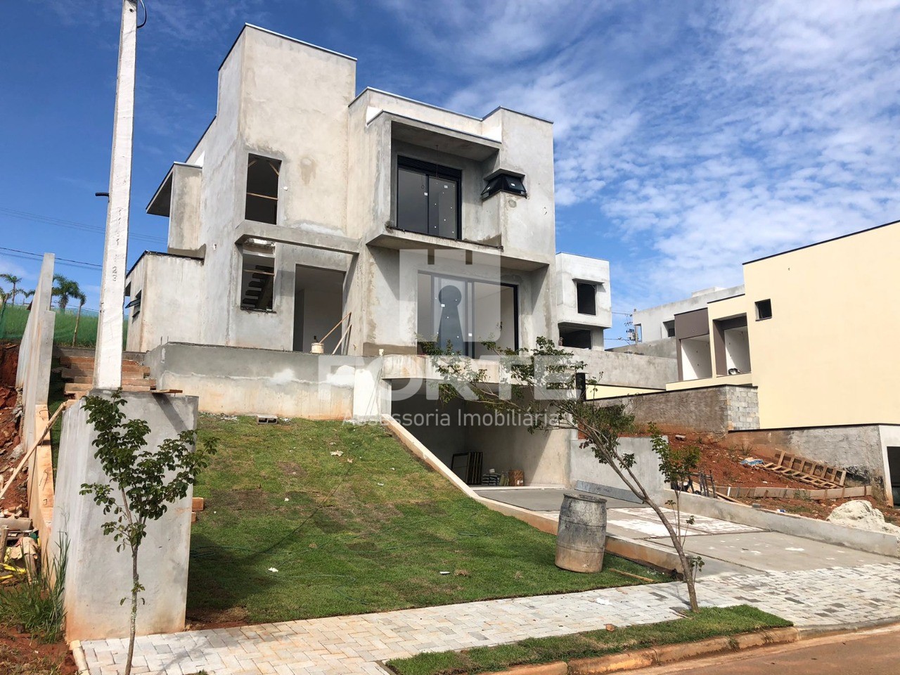 Casa à venda com 3 quartos, 210m² - Foto 1