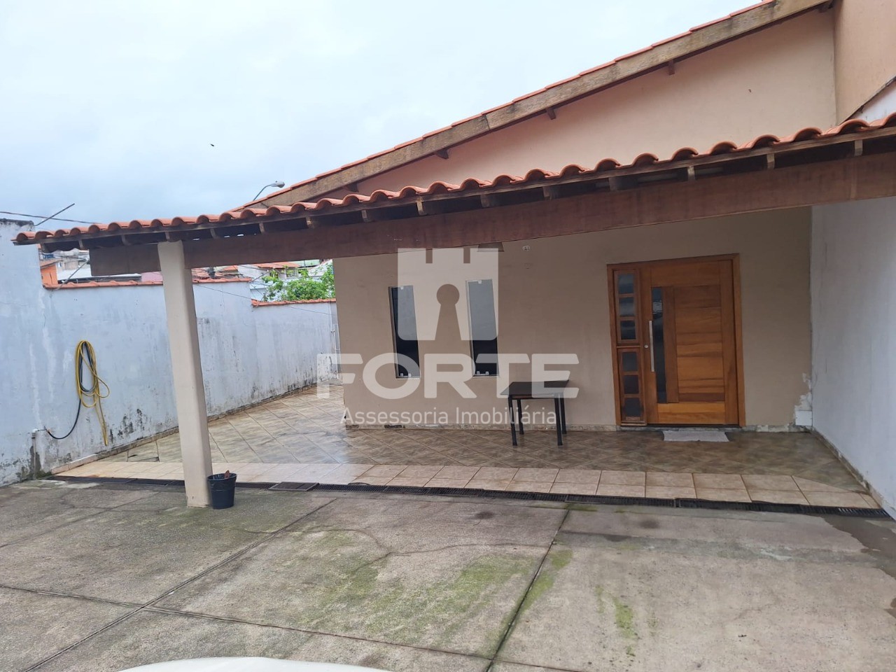 Casa à venda com 4 quartos, 110m² - Foto 1