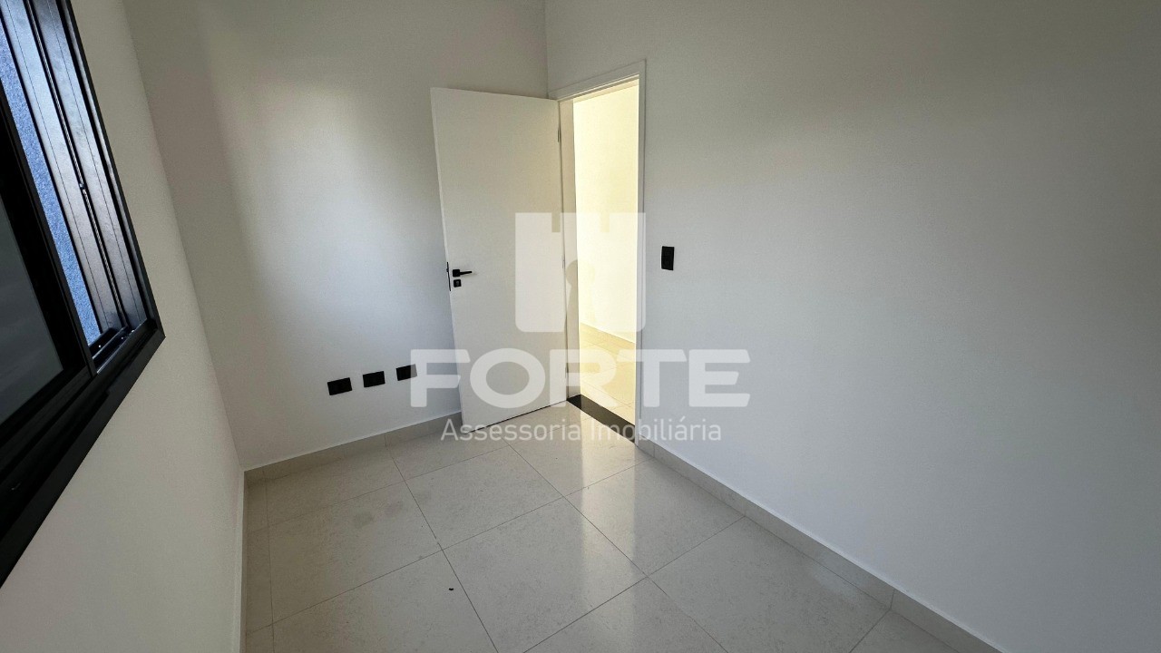 Casa à venda com 2 quartos, 125m² - Foto 2