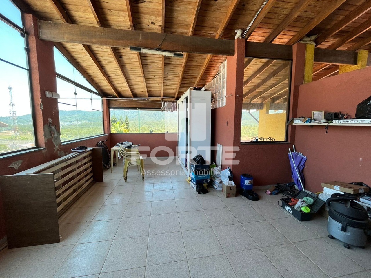 Casa à venda com 3 quartos, 186m² - Foto 1