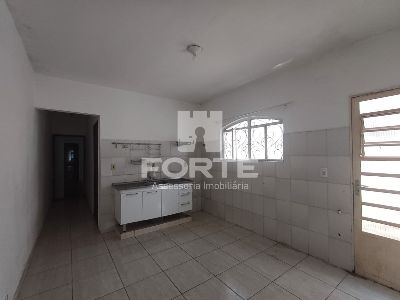 Casa para alugar com 2 quartos, 150m² - Foto 1