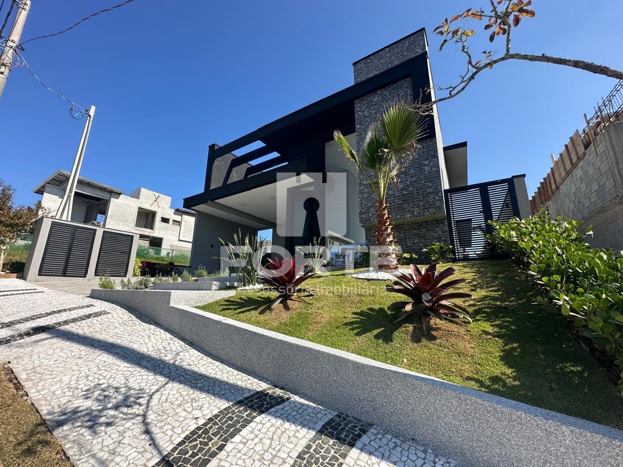 Casa à venda com 4 quartos, 360m² - Foto 1