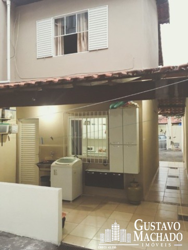 Casa à venda com 2 quartos, 80m² - Foto 1