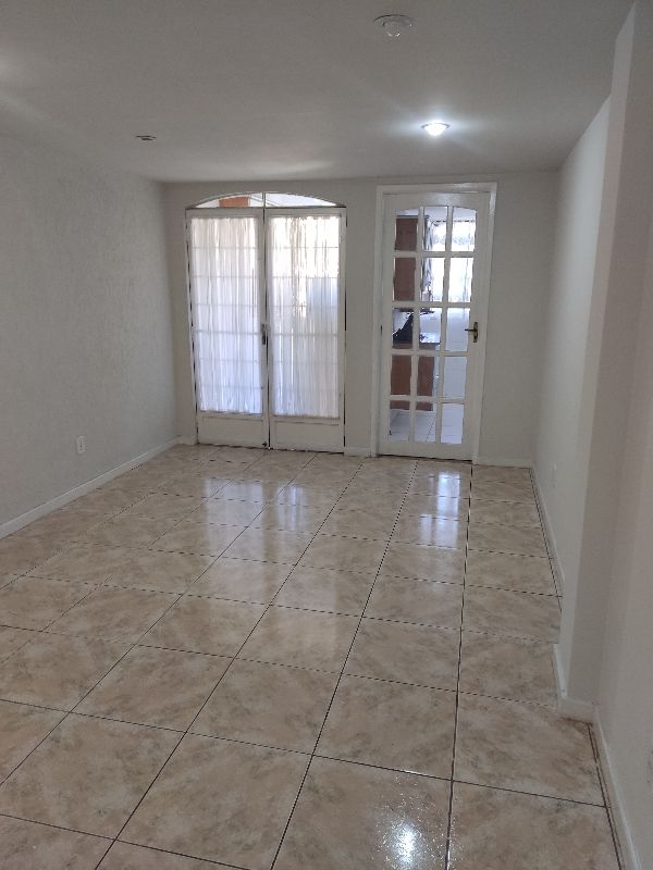 Casa à venda com 2 quartos, 107m² - Foto 1