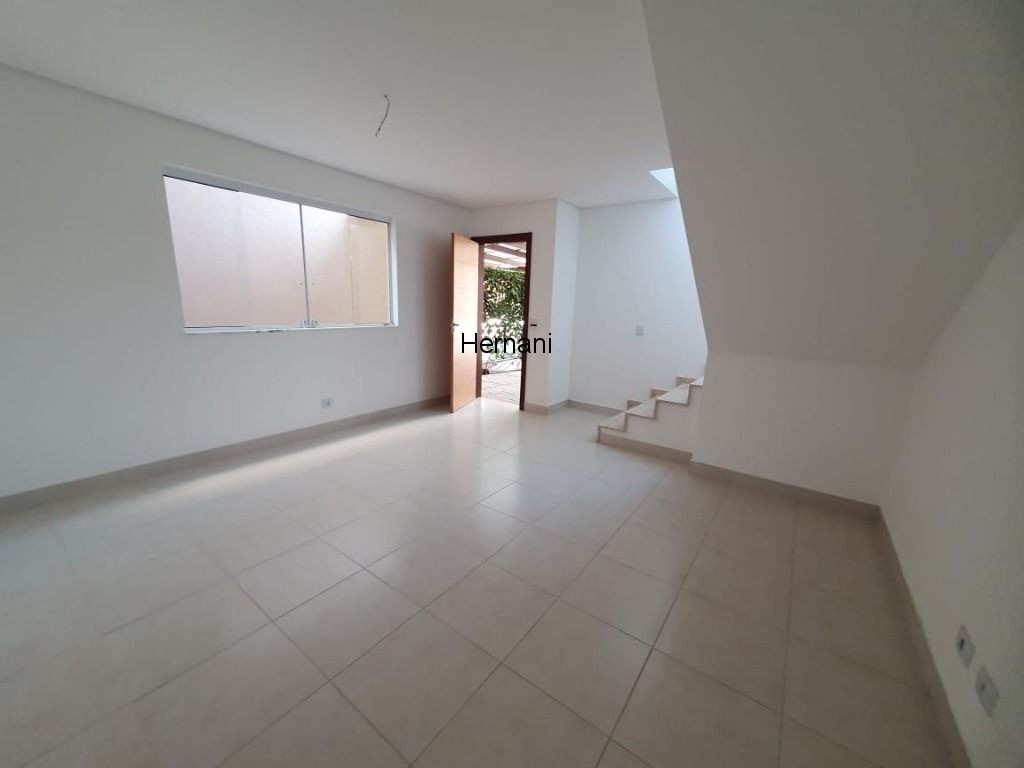 Casa à venda com 3 quartos, 107m² - Foto 1