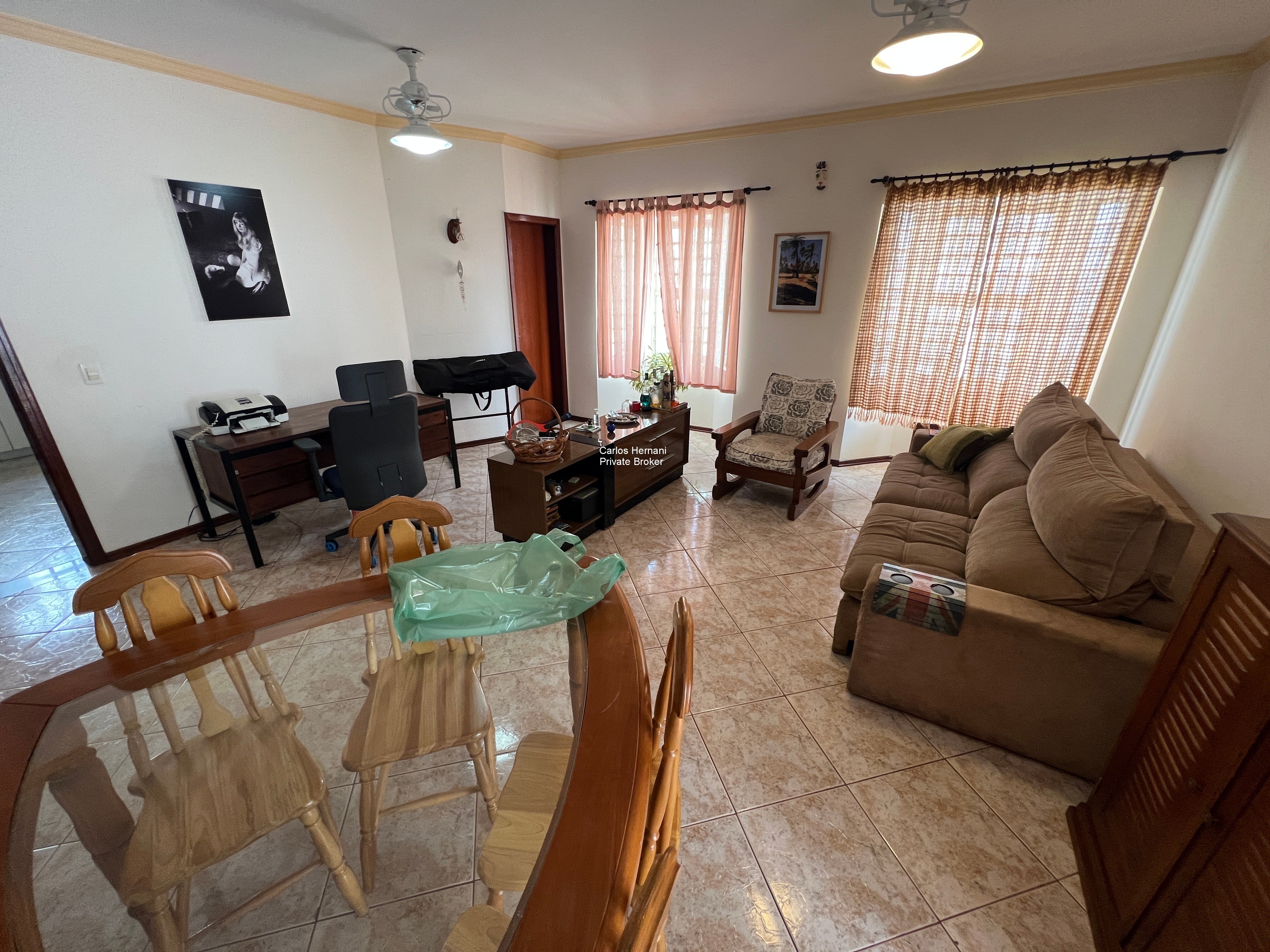 Casa à venda com 3 quartos, 301m² - Foto 1