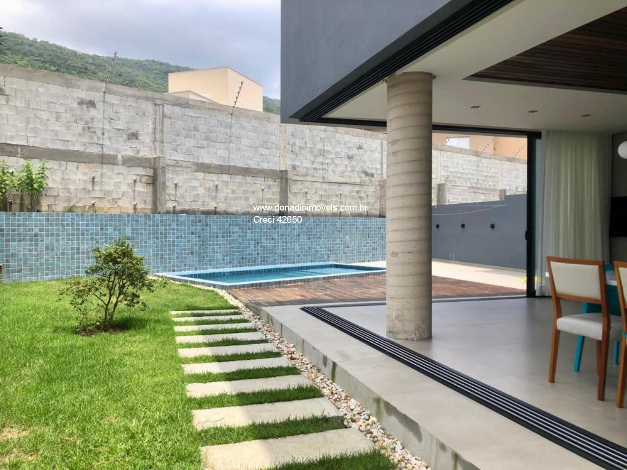 Casa à venda com 4 quartos, 270m² - Foto 1