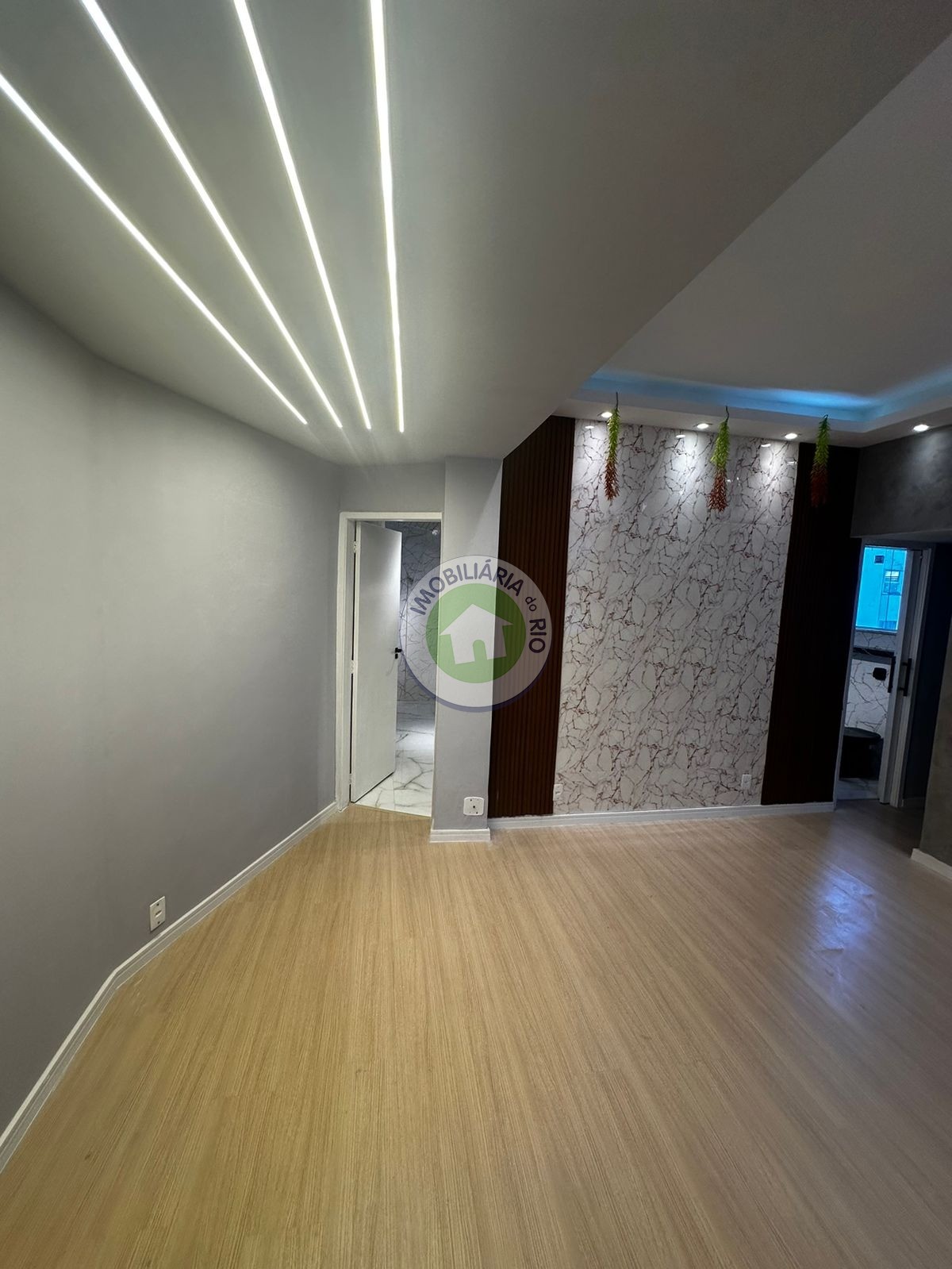 Apartamento à venda com 2 quartos, 70m² - Foto 2