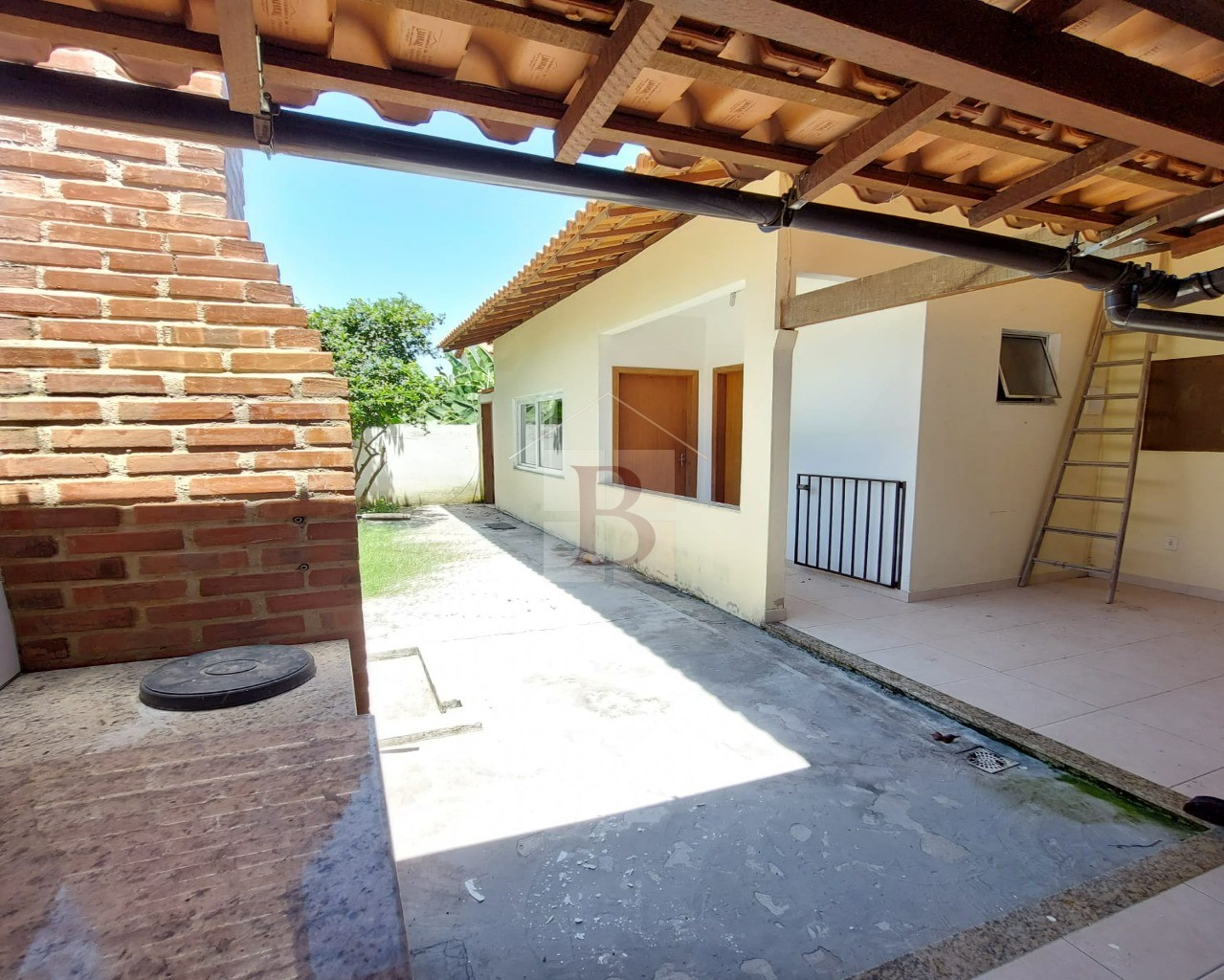 Casa à venda com 3 quartos, 110m² - Foto 1