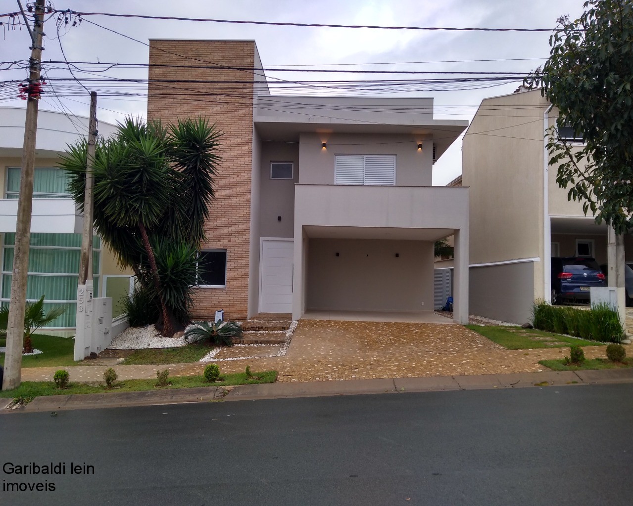 Casa à venda com 3 quartos, 360m² - Foto 1