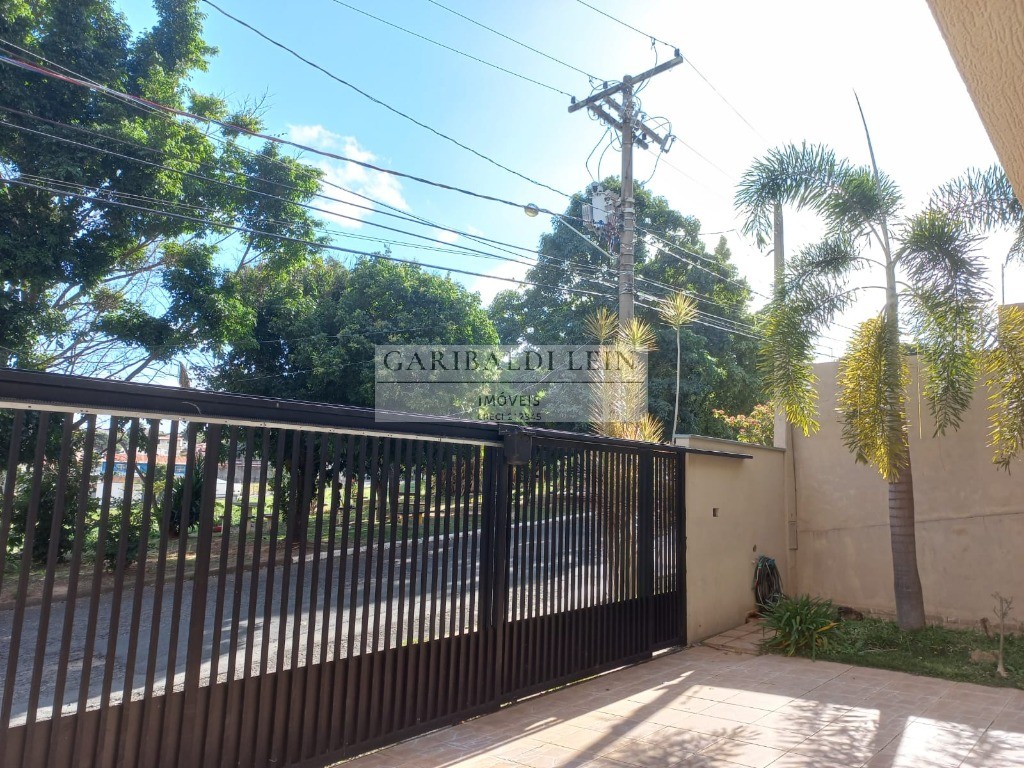 Casa à venda e aluguel com 3 quartos, 352m² - Foto 2