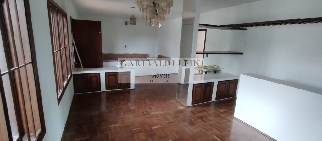 Casa à venda com 3 quartos, 196m² - Foto 1