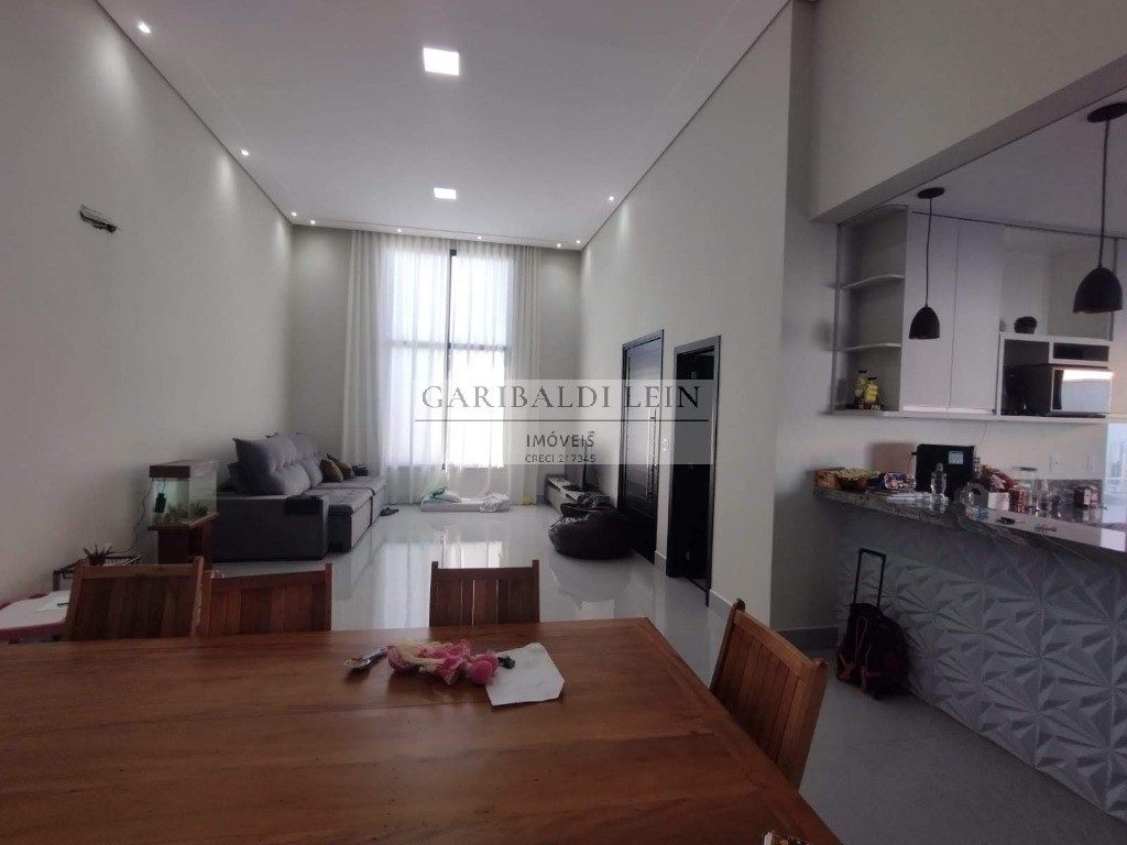 Casa à venda com 3 quartos, 244m² - Foto 2