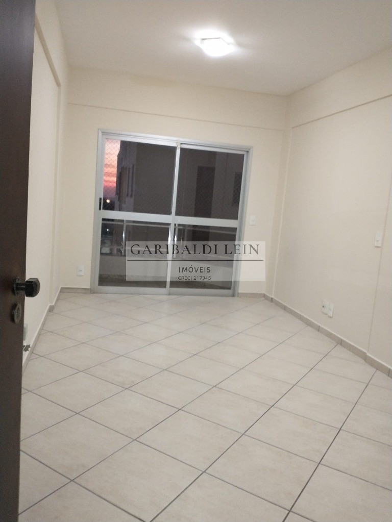 Apartamento à venda com 3 quartos, 83m² - Foto 2