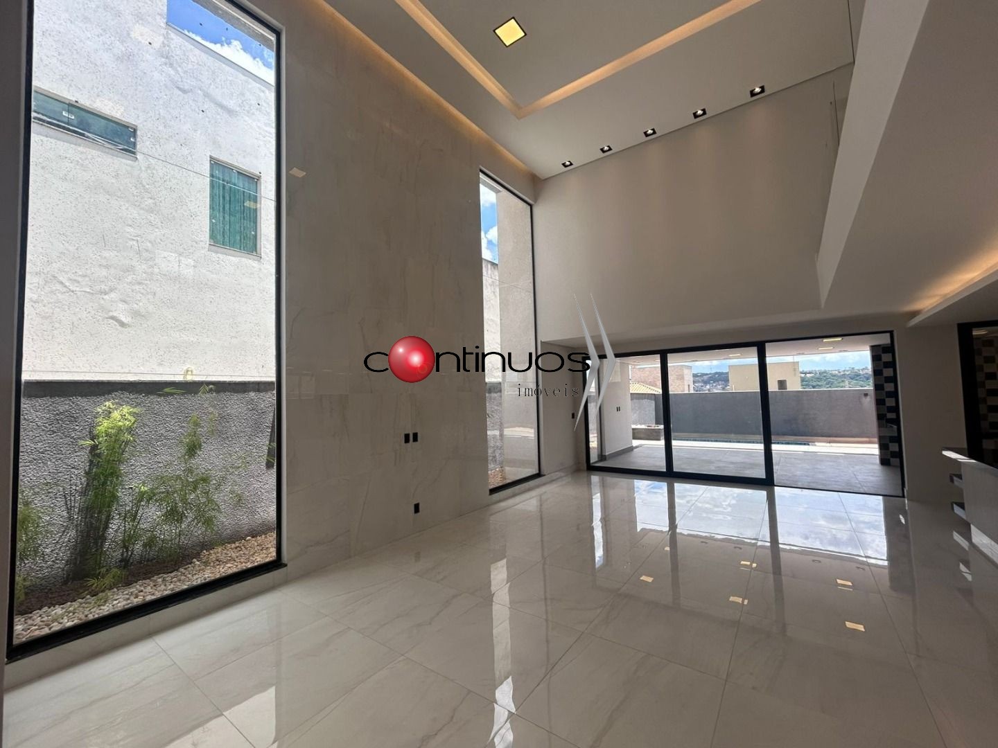 Casa de Condomínio à venda com 3 quartos, 295m² - Foto 3