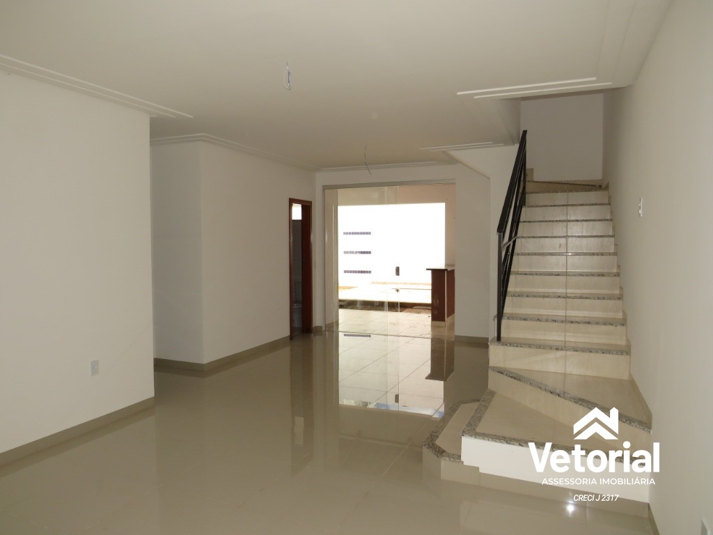 Casa à venda com 3 quartos, 225m² - Foto 1