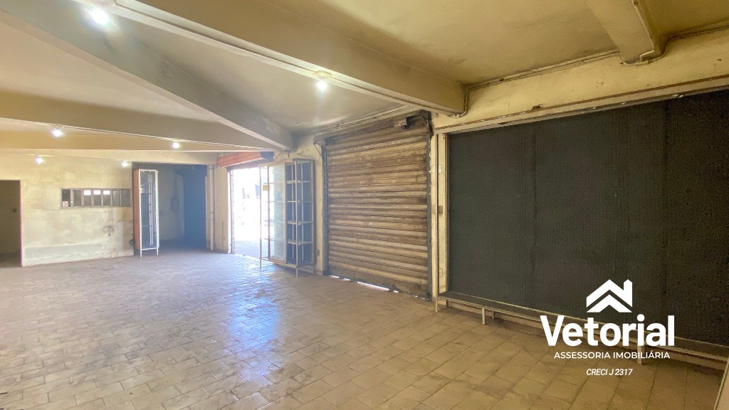 Foto Ponto Comercial no Centro de Barreiras, formato retangular, frente ampla, 04 vagas de garagem frontal, 02 banheiros, depósito.