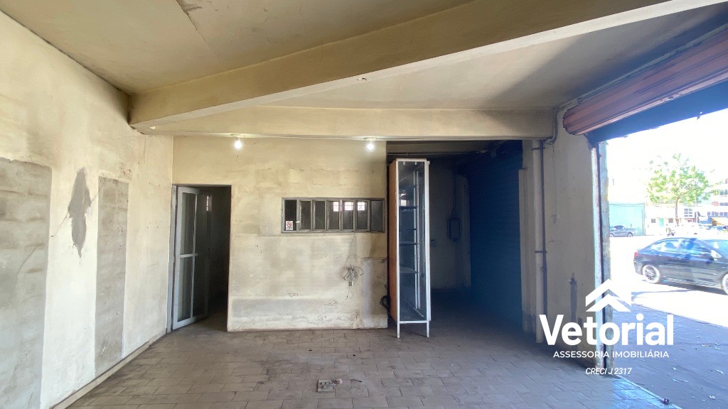 Foto Ponto Comercial no Centro de Barreiras, formato retangular, frente ampla, 04 vagas de garagem frontal, 02 banheiros, depósito.