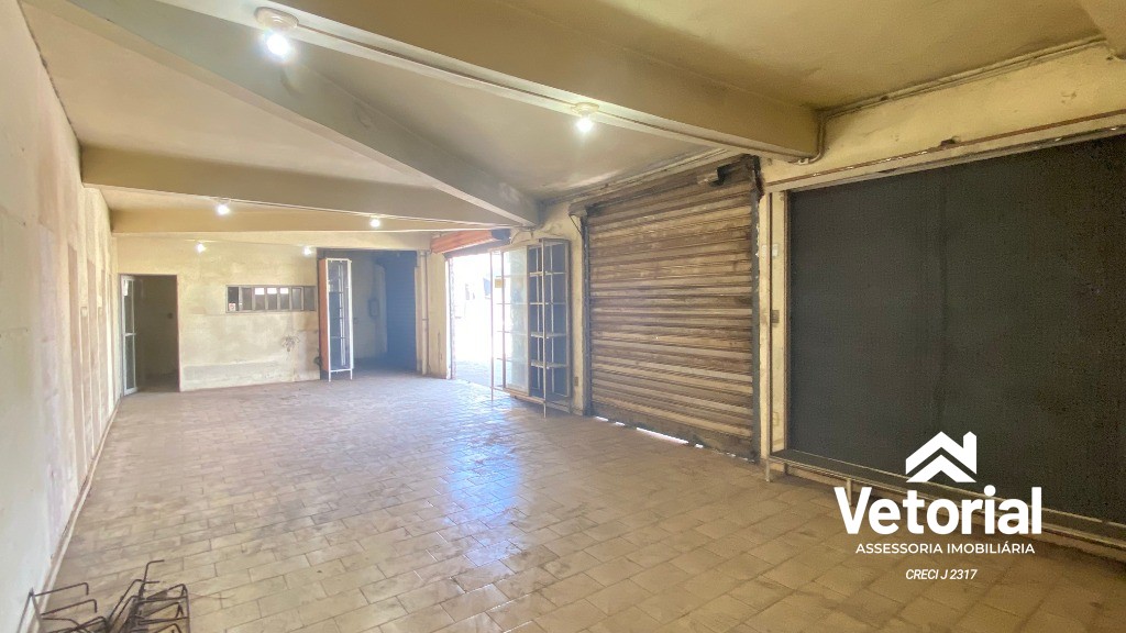 Foto Ponto Comercial no Centro de Barreiras, formato retangular, frente ampla, 04 vagas de garagem frontal, 02 banheiros, depósito.
