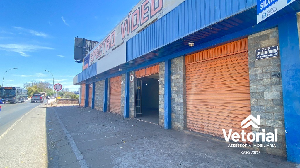 Foto Ponto Comercial no Centro de Barreiras, formato retangular, frente ampla, 04 vagas de garagem frontal, 02 banheiros, depósito.