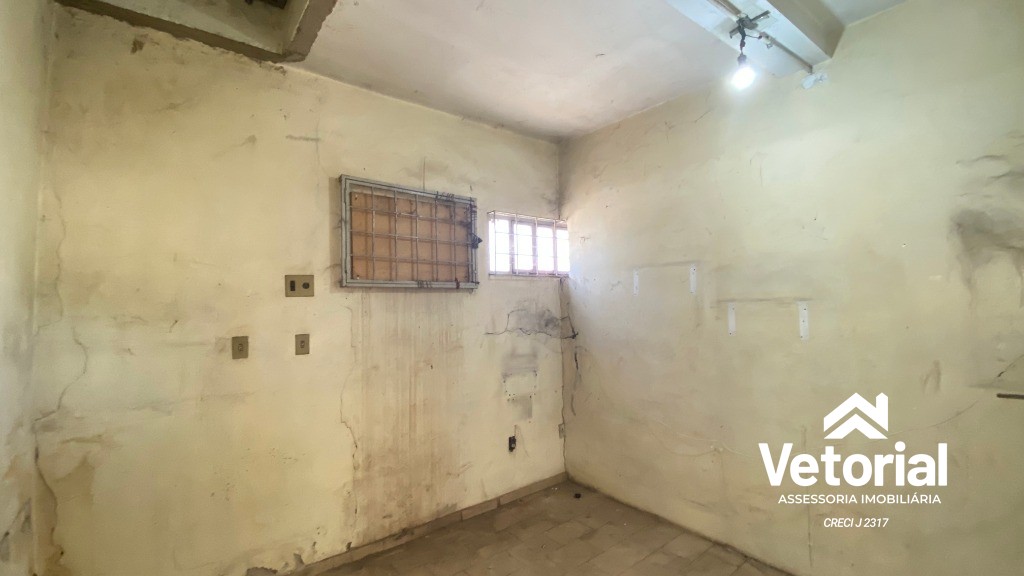 Foto Ponto Comercial no Centro de Barreiras, formato retangular, frente ampla, 04 vagas de garagem frontal, 02 banheiros, depósito.