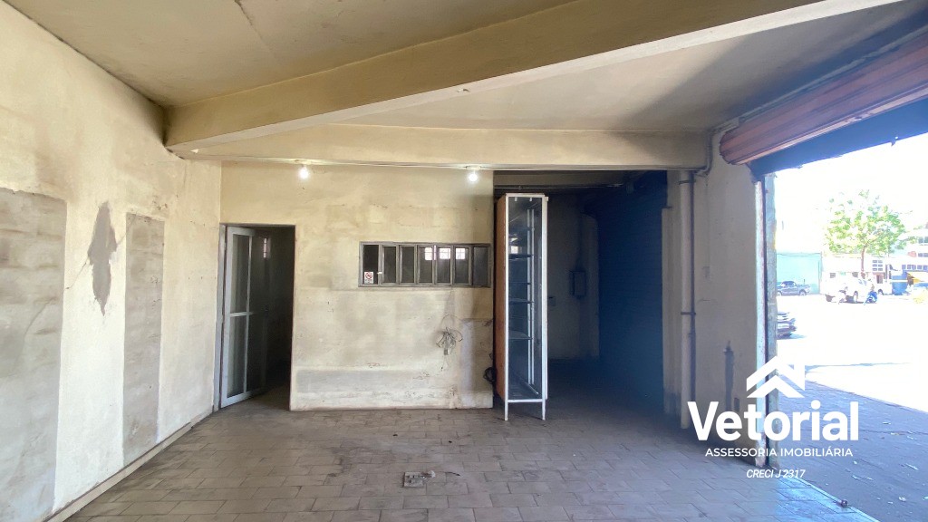 Foto Ponto Comercial no Centro de Barreiras, formato retangular, frente ampla, 04 vagas de garagem frontal, 02 banheiros, depósito.