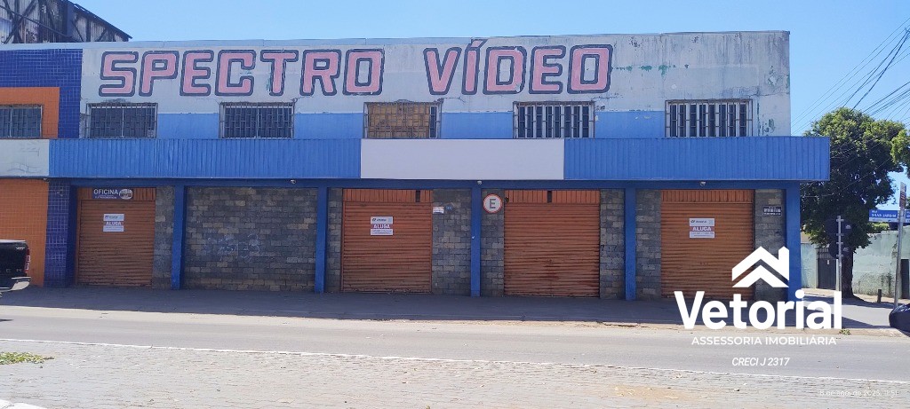 Foto Ponto Comercial no Centro de Barreiras, formato retangular, frente ampla, 04 vagas de garagem frontal, 02 banheiros, depósito.