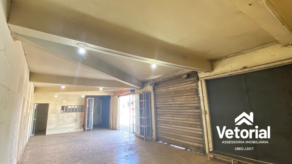 Foto Ponto Comercial no Centro de Barreiras, formato retangular, frente ampla, 04 vagas de garagem frontal, 02 banheiros, depósito.