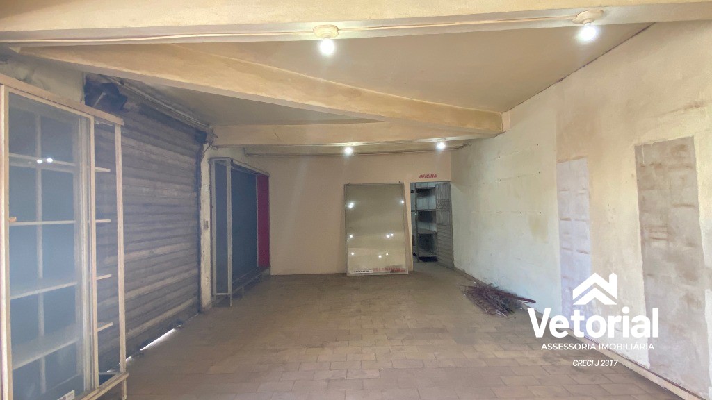 Foto Ponto Comercial no Centro de Barreiras, formato retangular, frente ampla, 04 vagas de garagem frontal, 02 banheiros, depósito.
