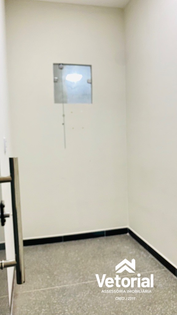 Foto Ponto comercial com 190 m2, portas automáticas, sistema de câmeras, alarme, localizado na avenida principal do bairro Vila Nova