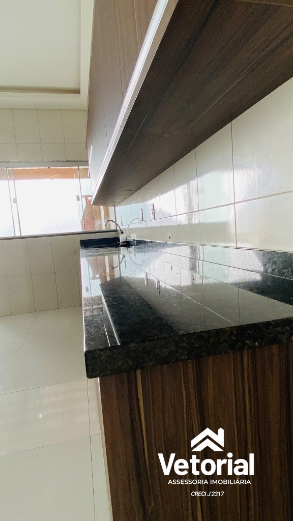 Foto Casa com 3 quartos, sendo 01 com suíte, 02 vagas de garagem, armário na cozinha e muito mais! Bairro Bandeirantes - Barreiras/Bahia