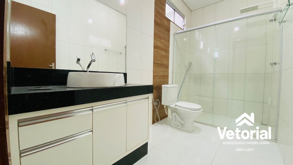 Foto Casa com 3 quartos, sendo 01 com suíte, 02 vagas de garagem, armário na cozinha e muito mais! Bairro Bandeirantes - Barreiras/Bahia