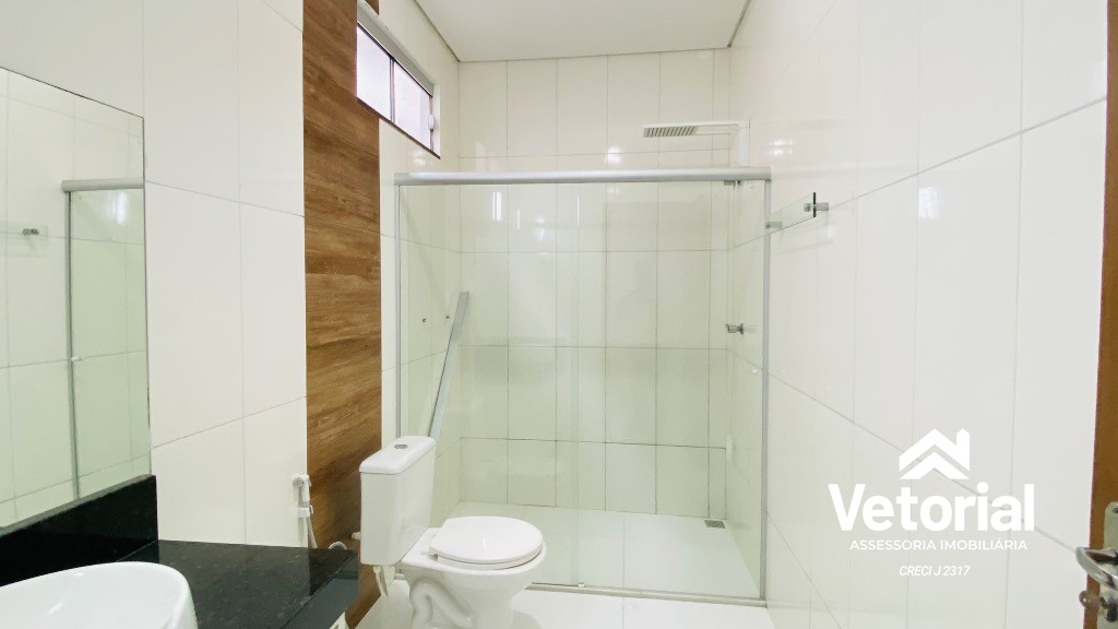 Foto Casa com 3 quartos, sendo 01 com suíte, 02 vagas de garagem, armário na cozinha e muito mais! Bairro Bandeirantes - Barreiras/Bahia