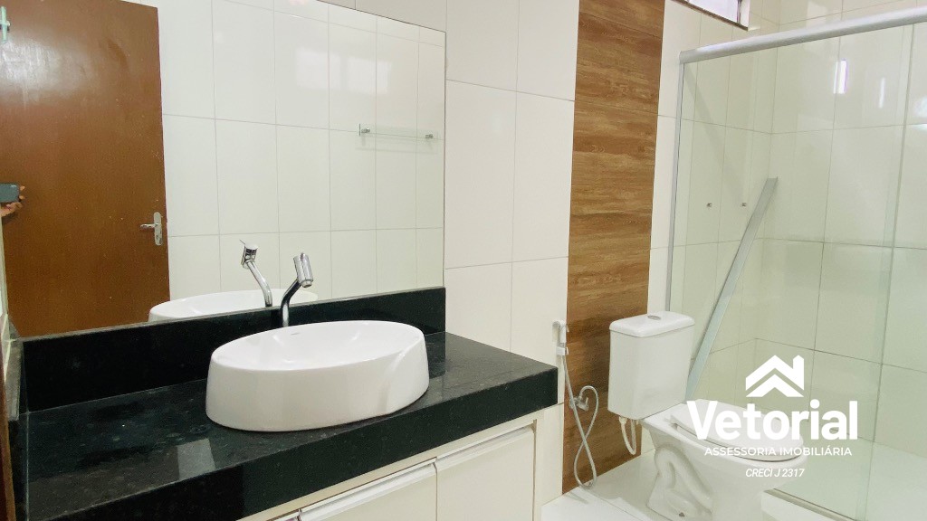 Foto Casa com 3 quartos, sendo 01 com suíte, 02 vagas de garagem, armário na cozinha e muito mais! Bairro Bandeirantes - Barreiras/Bahia