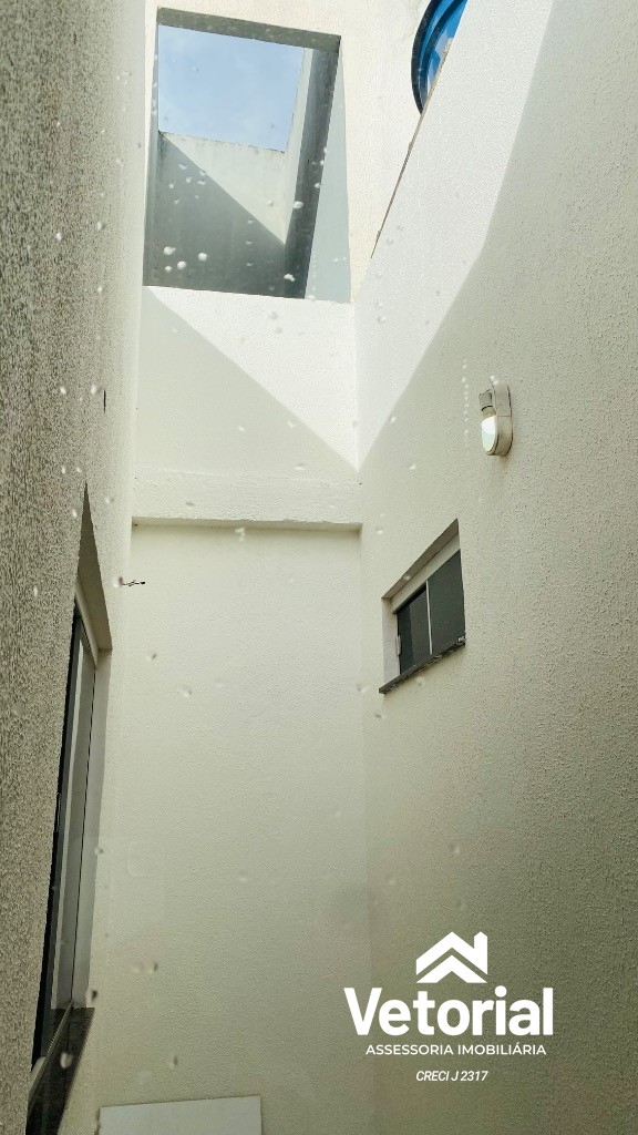 Foto Casa com 3 quartos, sendo 01 com suíte, 02 vagas de garagem, armário na cozinha e muito mais! Bairro Bandeirantes - Barreiras/Bahia