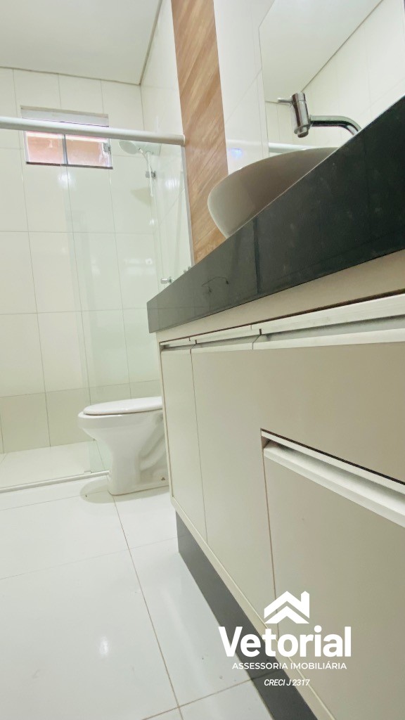Foto Casa com 3 quartos, sendo 01 com suíte, 02 vagas de garagem, armário na cozinha e muito mais! Bairro Bandeirantes - Barreiras/Bahia