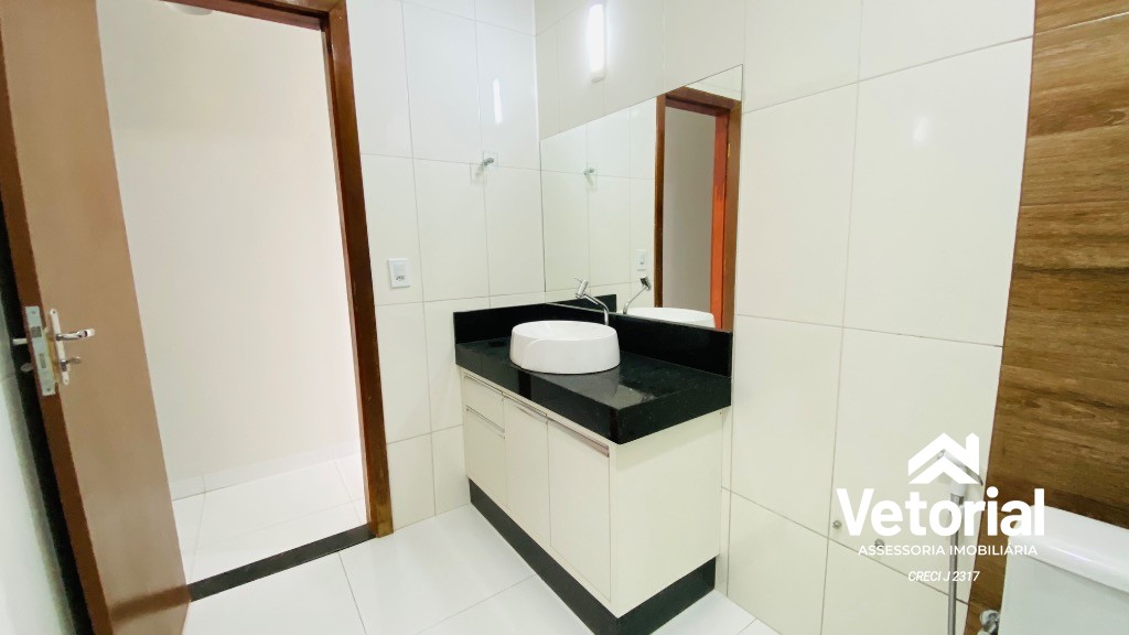 Foto Casa com 3 quartos, sendo 01 com suíte, 02 vagas de garagem, armário na cozinha e muito mais! Bairro Bandeirantes - Barreiras/Bahia