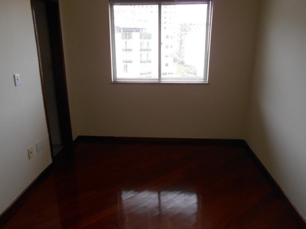 Apartamento à venda com 2 quartos, 110m² - Foto 4