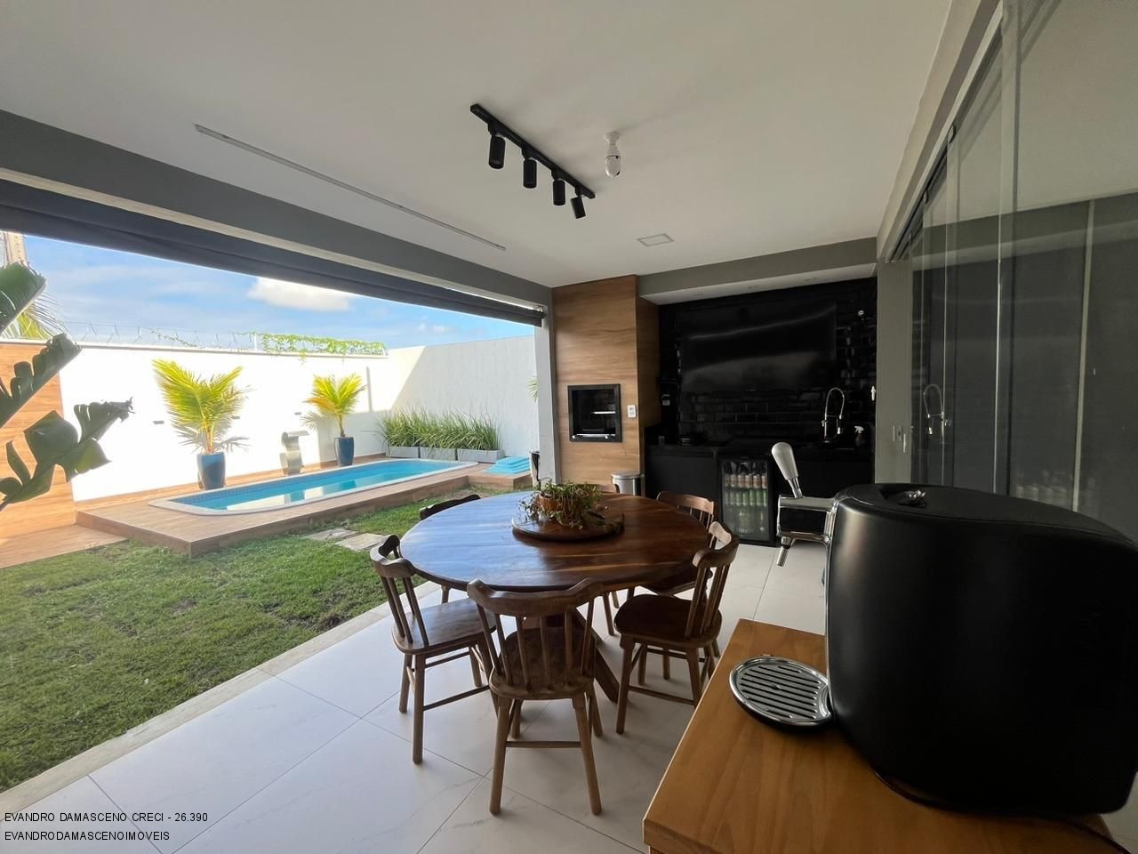 Casa à venda com 4 quartos, 185m² - Foto 1